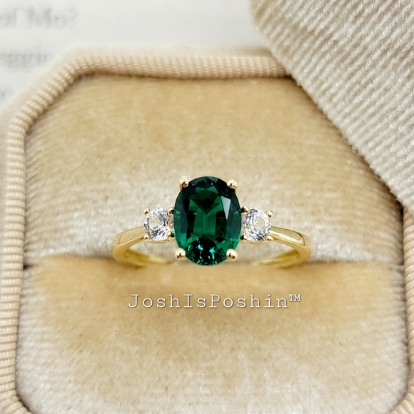 1.95ct Emerald three-stone cocktail ring in 10K yellow gold - Picture 8 of 17